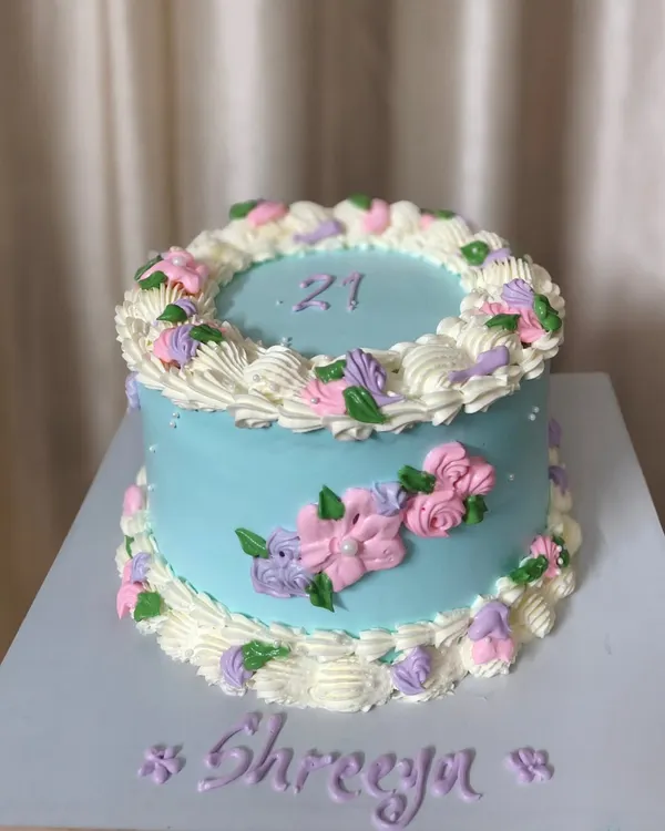 I'm lost in a world of aesthetic cakes and I can't get enough of this one! This vintage-style cake with delicate pastel floral piping is perfect for a 21st birthday. The flavor is my special Mango Biscoff.
