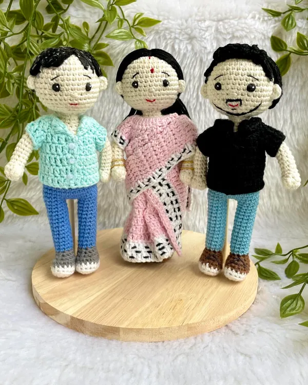 I was so happy to create this family replica for a wonderful customer. It’s such a special feeling to capture a family’s bond in crochet, from the mother’s beautiful Mekhela Sador to the father and son’s outfits. These dolls are more than toys; they are keepsakes of precious moments.