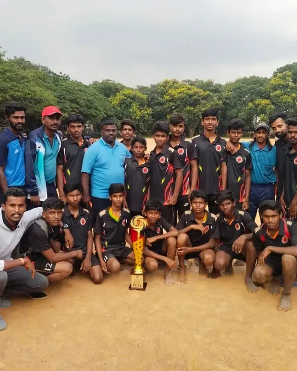 The whole family together. Our Under 17 boys team with their coaches and their well-earned trophy. This is what our community is all about.