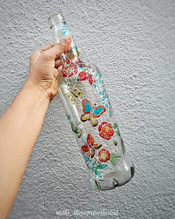 This bottle features a delicate design of butterflies and flowers, painted to create a stained-glass effect. The transparency of the glass makes the colors come alive in the light.