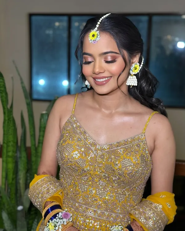 If golden hour was a bride. This Haldi look is all about that warm, sun-kissed glow, with shimmery eyes and fresh, dewy skin.