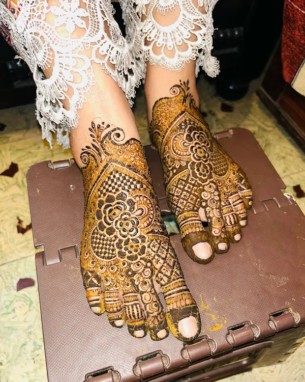 A beautiful and intricate design for the feet. The pattern covers the top of the foot with a mix of floral and geometric motifs.