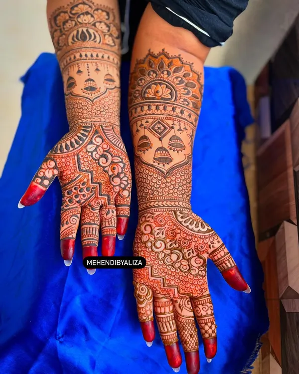 Another view of the stunningly dark henna stain. This is the result of pure, natural henna and proper aftercare.