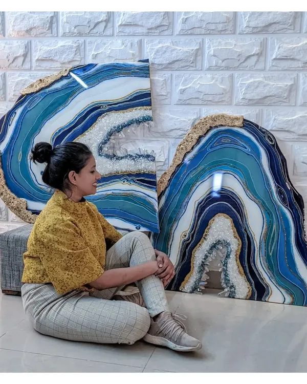 This two-part blue geode artwork is finally ready for its new home. The deep blues, sparkling crystals, and gold edges are meant to feel like looking into the heart of the ocean. I ship my work all over the globe.