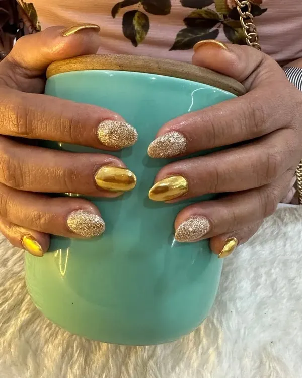 This client, a baker, wanted short but glamorous nails for a wedding. I created this stunning look using gold chrome on some nails and a full-coverage gold glitter on others.