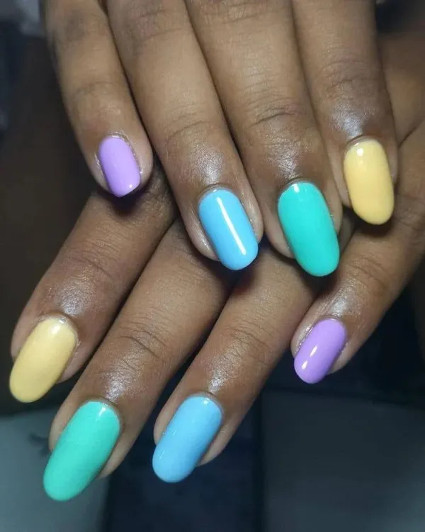 What’s summer fun without some vibrant nails? This client chose a mix of pastel shades including yellow, lilac, mint, and baby blue for a playful and colorful look.
