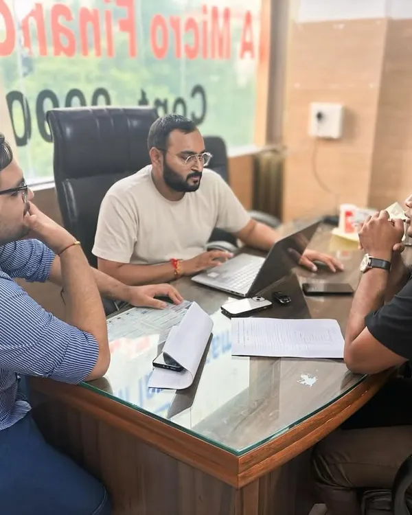 Every successful defense begins with a solid strategy. Here, I am in a detailed discussion with my team, mapping out the critical points of a case. We believe in collaborative preparation to ensure no detail is overlooked.