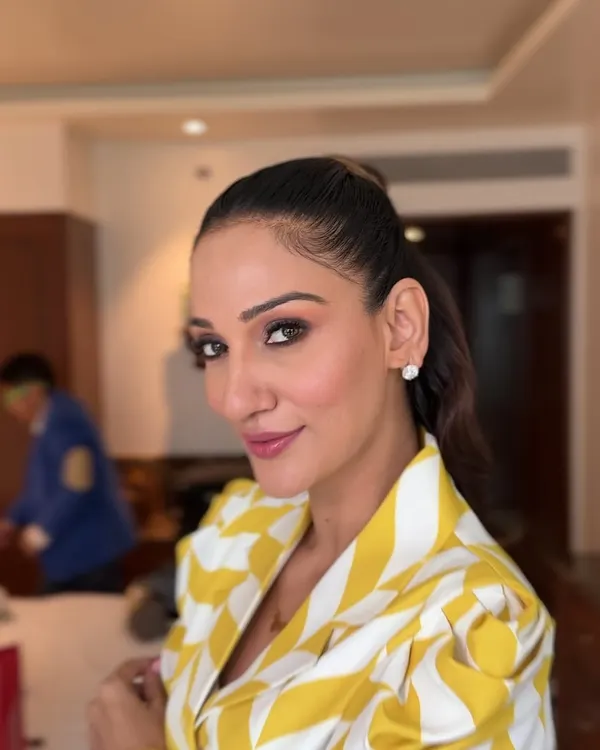 It was a pleasure styling the lovely Aastha Sharma (@momwearsprada). I created this chic, modern high ponytail for her event in Mumbai.