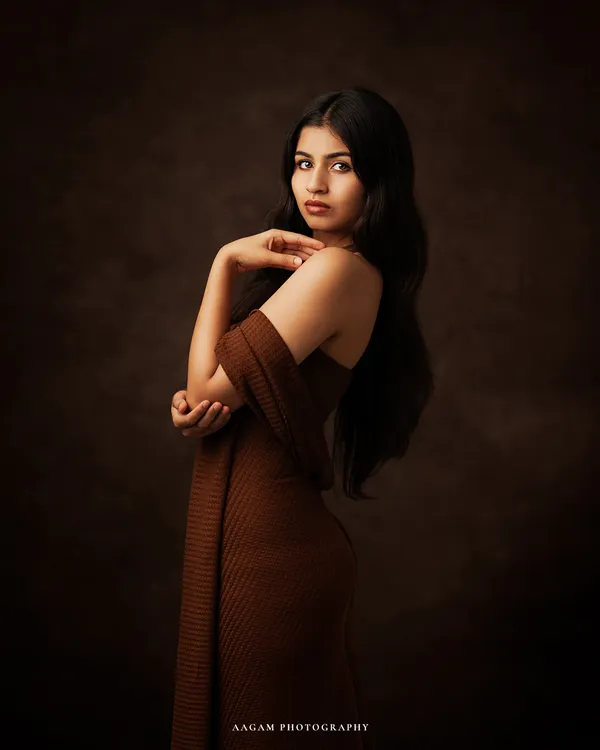 A fine art portrait for those who value legacy and emotion. The rich brown tones and her elegant pose create a feeling of timeless beauty.