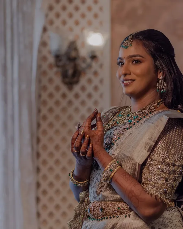 A beautiful portrait of my Chennai bride Sruthi, showcasing her radiant reception look. I used techniques that enhance the natural warmth of her dusky skin, creating a flawless and glowing finish.