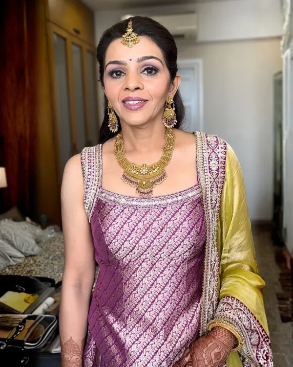 Keeping it soft and timeless for this elegant look. I used a gentle touch to enhance her features, focusing on a radiant skin finish and soft purple tones on the eyes that complement her beautiful outfit.