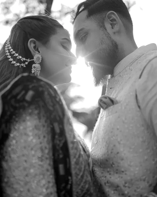 A moment of pure connection. We used the backlighting from the sun to create this intimate, artistic silhouette, focusing entirely on the emotion between the couple. This black and white treatment adds to its timeless feel.