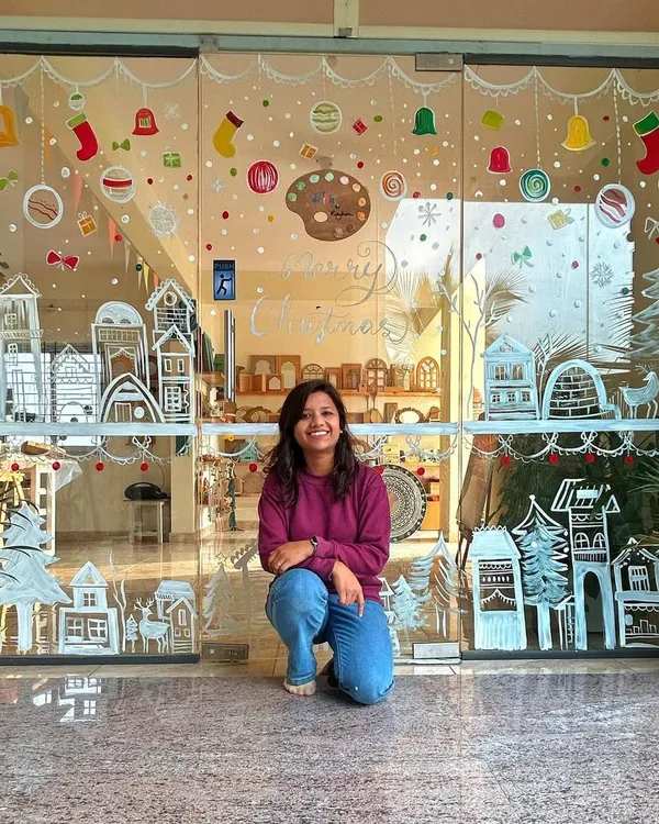 A very warm welcome to my studio. I believe a creative space should be inspiring, and I love decorating it for different seasons, like this full glass mural I painted for Christmas.