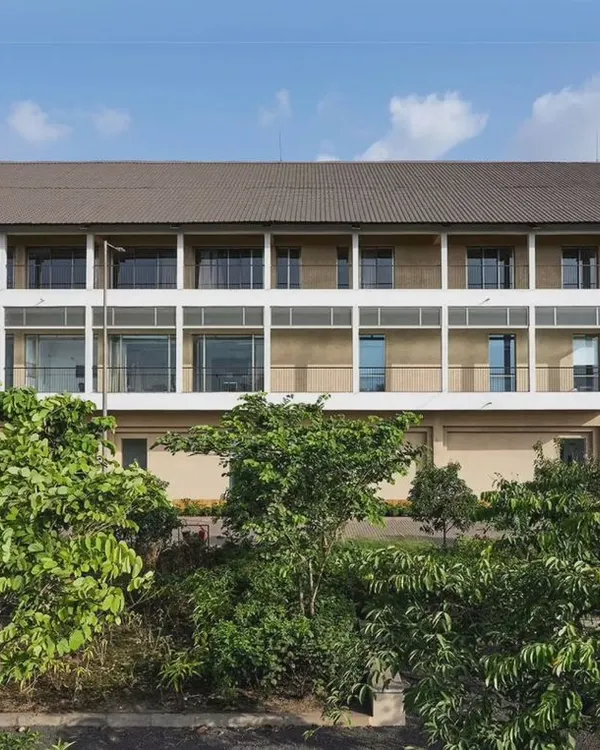 The completed JSW Sanjeevani Hospital in Dolvi, a project selected for the UIA Guidebook for the 2030 Agenda. The design features deep verandas and large windows, ensuring that the interiors are filled with natural light and connected to the surrounding greenery.