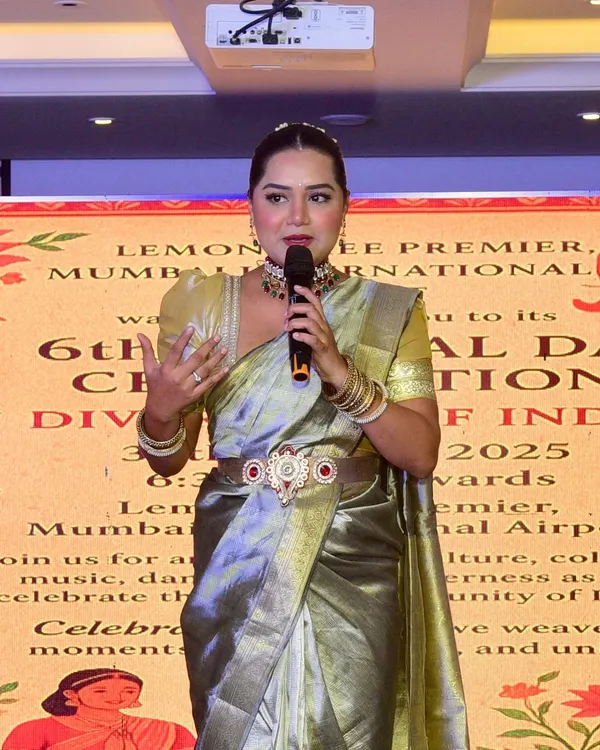 Hosting the 6th Annual Day Celebration for Lemon Tree Premier, Mumbai. Dressed in a traditional saree, I brought a cultural touch to this special evening of recognition.