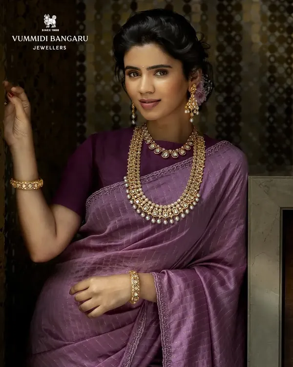 An elegant look we created for Vummidi Bangaru Jewellers. We paired a beautiful purple silk saree with a stunning multi-layered pearl and polki necklace set. The simple blouse and classic drape allow the intricate jewellery to truly shine.