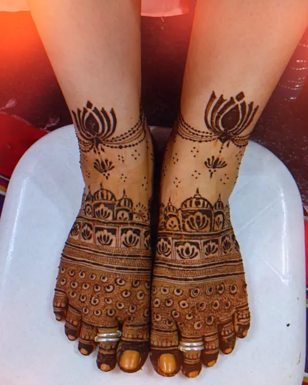 This is one of my favorite foot designs. It features a grand palace or temple motif on the top of the feet, with delicate lotus anklets. The toes are fully covered for a traditional finish.