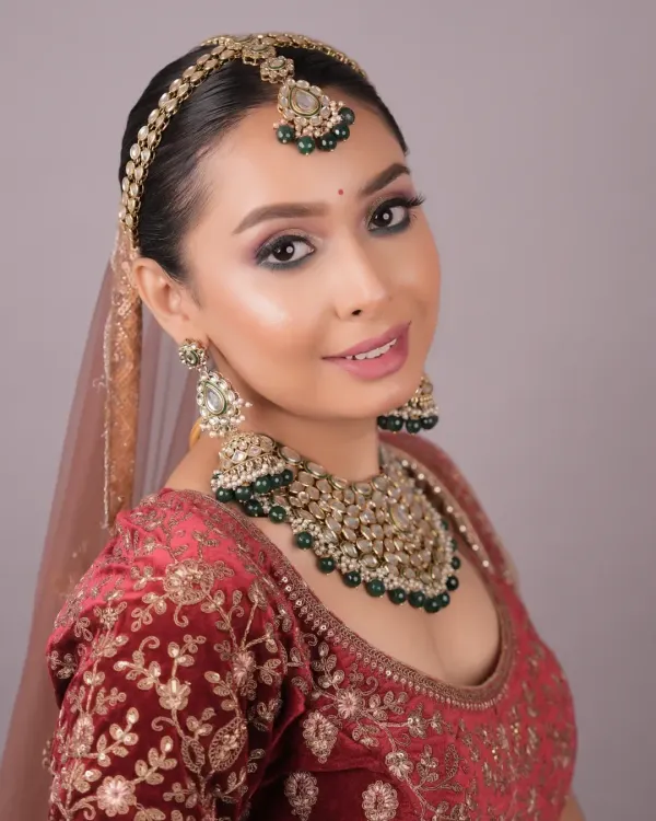 This is the standard of excellence I set for my students. In my bridal makeup courses, you will learn to create timeless, radiant looks that ensure every bride feels confident and looks flawless, from the first photo to the last moment of the celebration.