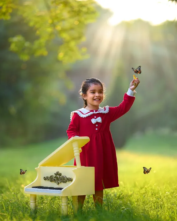 This is the kind of magic I aim to create in every session. Using beautiful natural light and creative props like this mini piano, I capture pure, unscripted joy. This whimsical outdoor portrait is perfect for celebrating a special milestone.