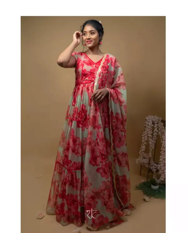 This layered organza gown in shades of red and pink is a floral dream. The cascading tiers create beautiful movement, and the scalloped dupatta adds a touch of delicate elegance.