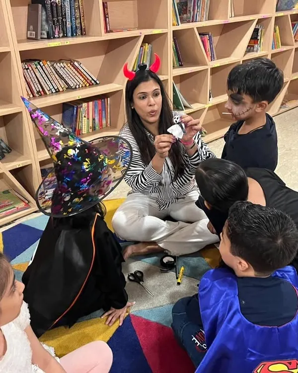 Our Halloween workshop is in full swing! Here I am showing the kids how to make their own spooky ghost lollipops. It’s a simple, fun, and tasty craft.