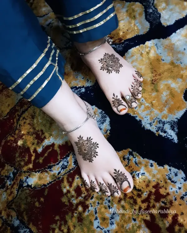 A simple yet elegant mandala design for the feet, complemented by detailed work on the toes.