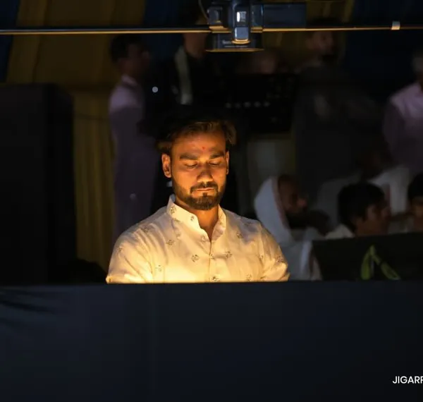 A moment of deep focus during my sand art performance at the sacred Mahudi Tirth in Ahmedabad. The event marked the Samadhi Shatabdi Varsh of Buddhisagar Suriji Maharaj.