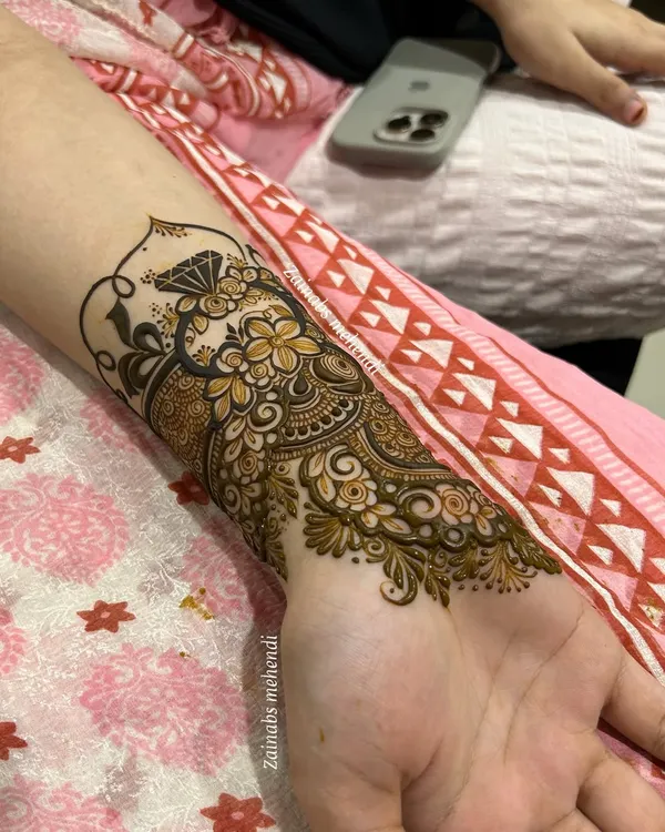For an engagement, a touch of sparkle can make all the difference. I created this unique band design for bride Rida, featuring a beautifully detailed diamond motif to celebrate her special moment.