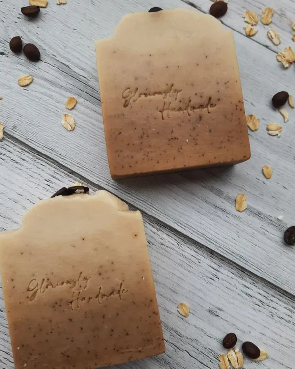 My Scrubby Coffee soap is a treat for coffee lovers. Made with real coffee grounds and oat milk, it gently exfoliates while the peppermint essential oil awakens your senses.