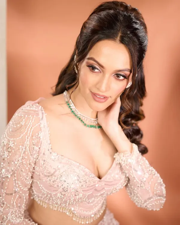 This is the final touch of confidence. This look is all about timeless elegance, with softly sculpted skin, a neutral color palette, and a touch of shimmer to catch the light. It’s a personal and classic style.