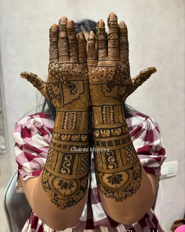 A full coverage design that feels so luxurious. I love filling the hands with a mix of bold bands, delicate lotuses, and classic peacock motifs for a truly traditional mehendi vibe.