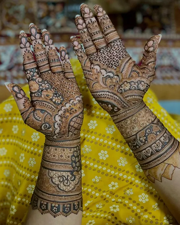 A perfect example of a minimal bridal design. The patterns are intricate but not overly dense, leaving some skin showing for a chic and modern look. It features traditional elephant motifs in a contemporary layout.