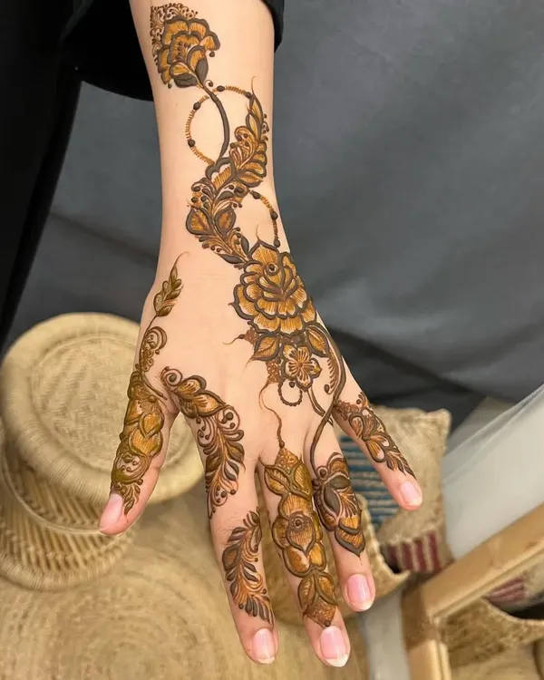 A perfect example of an elegant design for a wedding guest. This Arabic-style floral vine is beautiful and stylish without requiring the time of a full bridal application.
