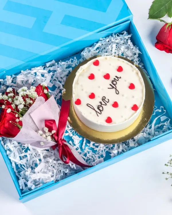 Our Valentine's Bento Cake gift box is the perfect romantic gesture. It comes with a mini "love you" cake and a beautiful bouquet of fresh roses.