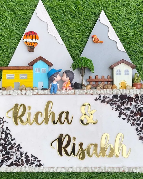 This nameplate is a true treasure. I preserved the delicate petals from a couple's wedding garlands in crystal-clear resin, creating a beautiful and meaningful piece to mark their new beginning together.