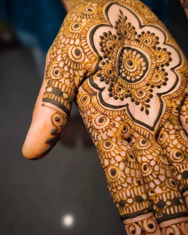 You can never go wrong with a classic mandala. This design is perfect for any festival or party, offering a bold and beautiful look centered on the palm.