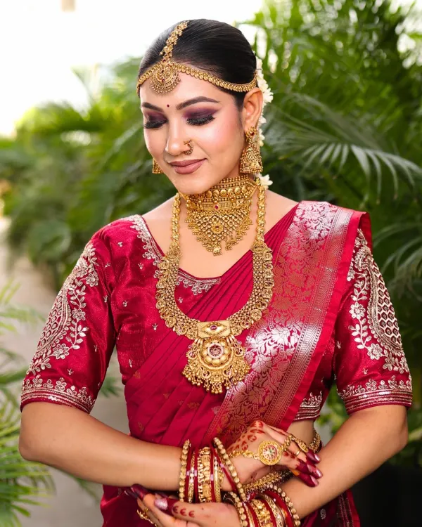 This is a classic South Indian bridal look. I focused on creating a flawless base, bold smokey eyes, and pairing it with traditional temple jewellery and a beautiful silk saree.