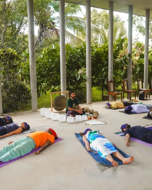 In this transformative sound bath in nature, participants surrender to the peaceful energy of the outdoors. The session, held at a community brunch, blended the rhythm of nature with the vibrations of crystal and Tibetan bowls for a moment of deep connection and serenity.
