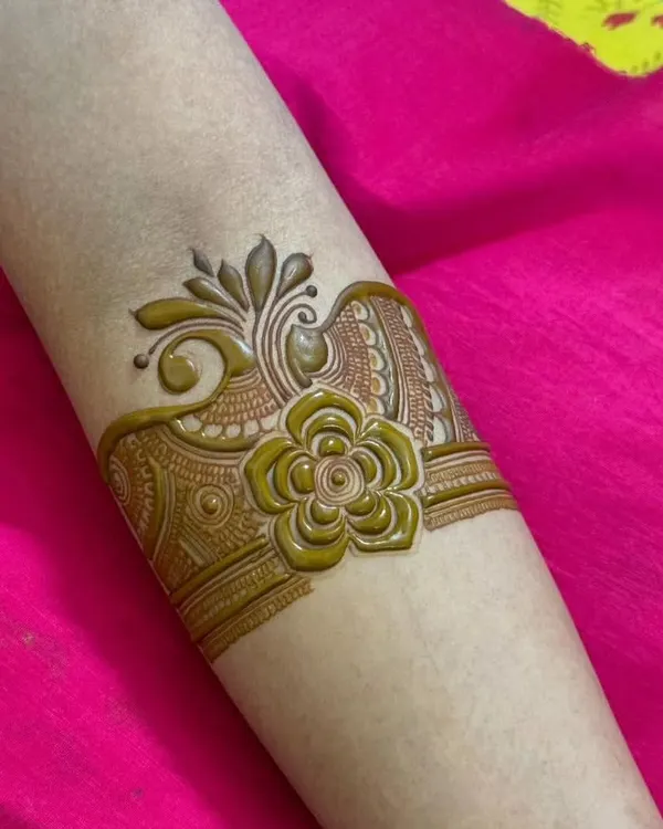 A simple and elegant floral bracelet design. This 3D-style flower is raised and looks like a piece of jewelry on the arm.