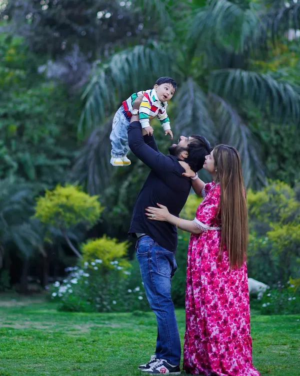 There's pure magic in the simple moments. An outdoor session like this one, set against the greenery of a park, allows for so much natural fun and laughter. Lifting your little one up to the sky is a classic memory I love to freeze in time.