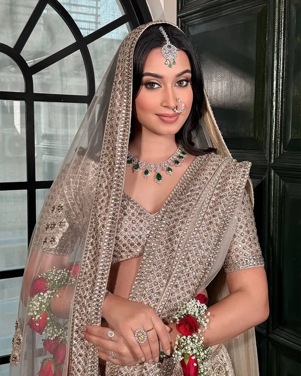 This is the bridal look dreams are made of. I focused on creating a luminous, soft-focus skin finish, beautifully defined eyes, and a classic silhouette with the veil, ensuring a timeless and radiant bridal portrait.