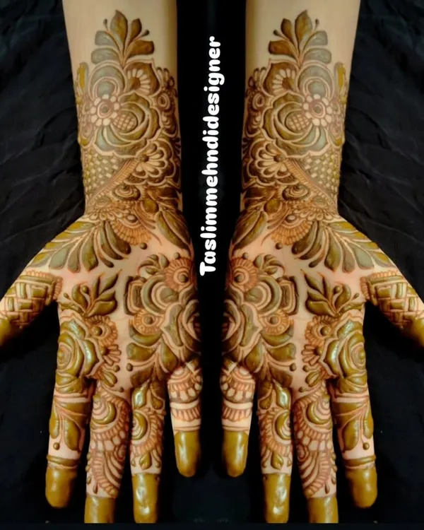 An example of a classic floral design with a rich, beautiful henna stain. The intricate shading and symmetrical patterns create a timeless and elegant look that is perfect for any celebration.