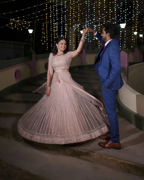 A magical reception look. The groom's sharp blue suit is complemented by his neat hairstyle and fresh, natural makeup, making for a stunning couple's portrait.