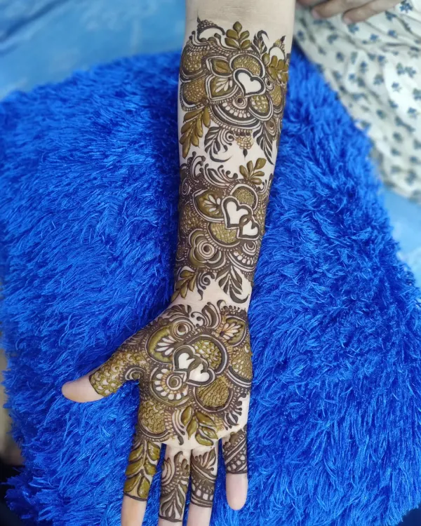 A beautiful example of a full-hand design that is perfect for a party. The pattern is filled with floral motifs and features a lovely heart design, making it modern and romantic.