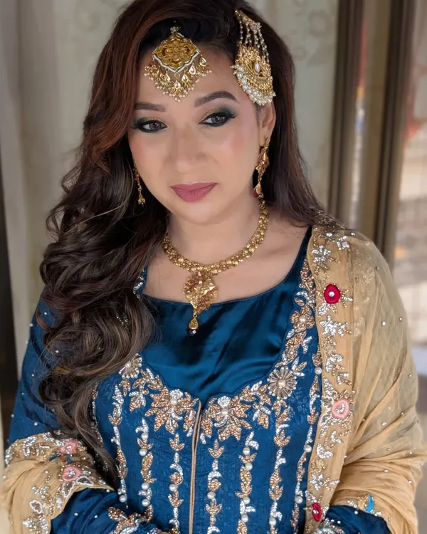 A full glam look for this beautiful Muslim bride. The dramatic green smokey eye, flawless base, and perfectly set passa and maang tikka create a stunning and memorable look.