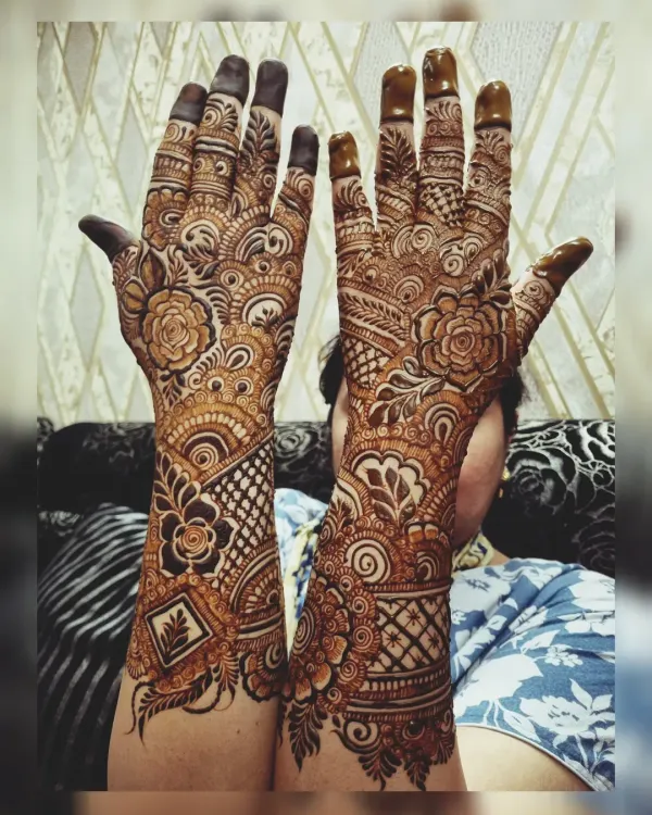 This is the kind of rich, full-coverage henna I love to create. The design is packed with detailed floral work, delicate paisleys, and geometric fills, covering the hands and wrists completely for a truly stunning look.