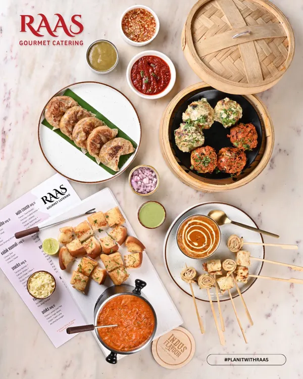A glimpse of the gourmet vegetarian variety I offer. This spread features my popular steamed and pan-fried momos, a modern Dal Makhani fondue, and flavourful Pav Bhaji fondue, showcasing a fusion of traditional and contemporary tastes for any house party.