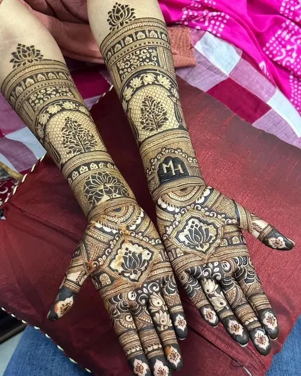 This full-coverage design showcases our expertise in traditional patterns. It features the "Tree of Life" motif, lotus art, and personalized initials, creating a classic and regal look.