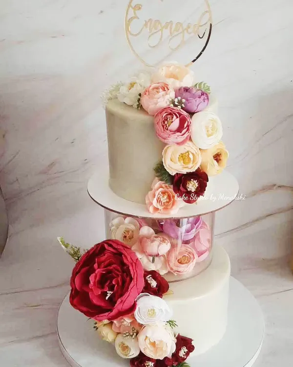 This floating tier engagement cake is one of my most requested designs. The clear separator filled with flowers creates a stunning illusion, and the entire cake is finished with a smooth ganache, completely free of fondant.