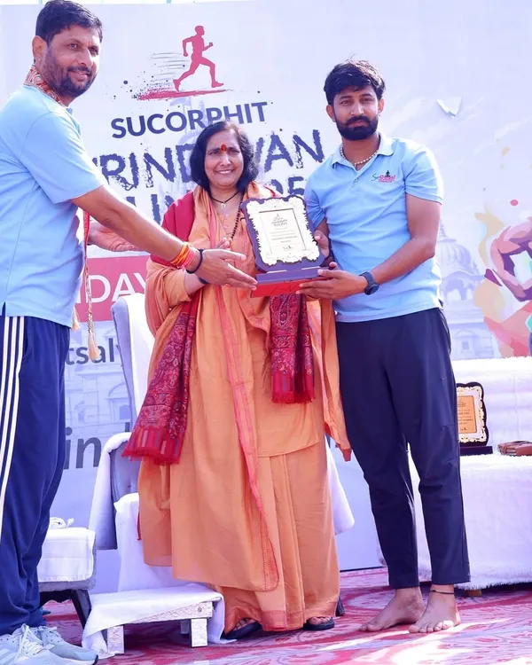 Receiving a token of appreciation at the Sucorphit Vrindavan Run. Organizing events in spiritual places like Vrindavan adds a unique dimension to the race. Radhe Radhe.